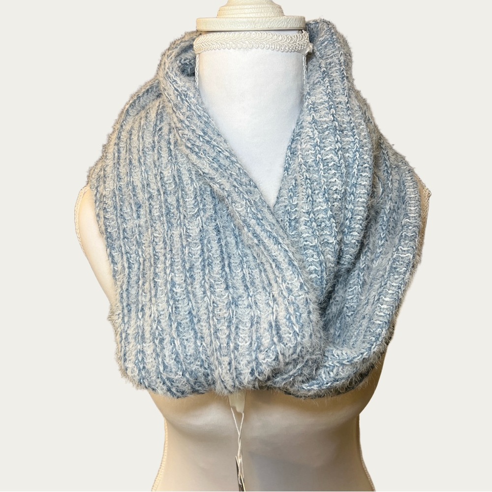 NWT Justin‎ & Taylor Light Blue and White Cozy Scarf
